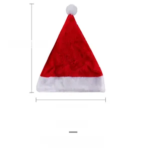 Vista dettagliata del cappello di Babbo Natale in peluche con ricamo Nice e dimensioni 39x29cm