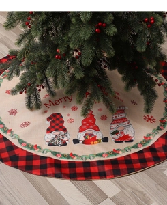 Détail du tapis de sapin de Noël en toile avec motifs de nains et texte Joyeux Noël