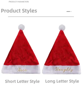 Dettaglio di cappelli natalizi in peluche rossi con ricami dorati Naughty e Nice