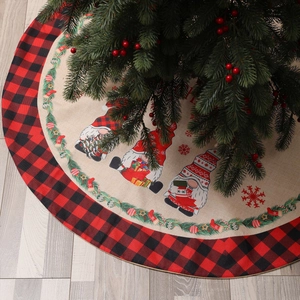 Jupe de sapin de Noël en lin avec motifs gnomes et bordure à carreaux rouge et noir