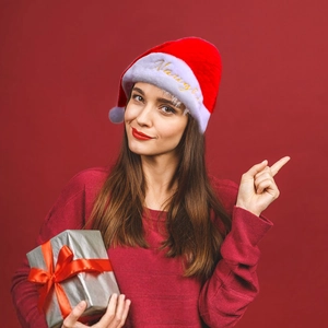Cappello di Babbo Natale in peluche rosso con bordo bianco e ricamo Naughty giallo