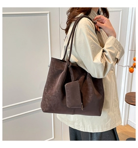 Detailansicht der großen dunkelbraunen Shopper-Tasche aus Wildleder mit kleinem Etui