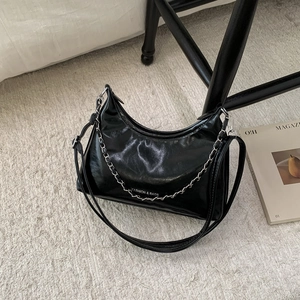 Sac Hobo Minimaliste en Cuir PU Brillant pour Femmes Chaîne Argentée Rétro Sac Bandoulière Grande Capacité Couleur Unie Sac Sous le Bras
