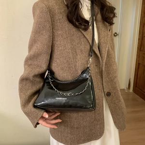 Sac hobo noir brillant à la mode avec chaîne argentée pour les tenues de quotidien