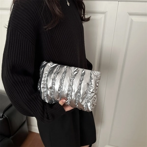 Metallisch silberne gesteppte Puffer-Clutch mit moderner Faltenstruktur und Finish