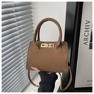 Dettaglio della borsa a tracolla marrone opaca con elegante fibbia a chiusura in metallo dorato