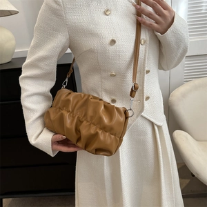 Borsa a tracolla a nuvola plissettata color caramello da donna con cinturino in pelle