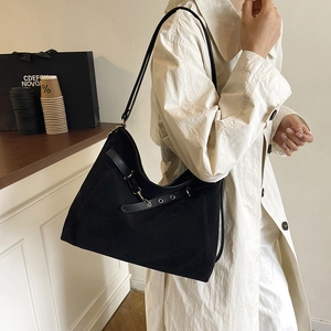 Grand sac cabas noir mat élégant pour femme avec bandoulière réglable en cuir