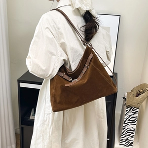 Sac cabas pour femme en daim marron mat avec bretelles réglables et détails élégants