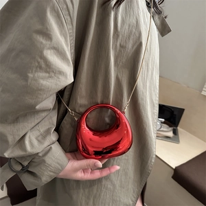 Mini sac de soirée en acrylique rouge miroir avec poignée ronde et chaîne dorée