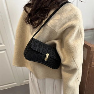 Modische schwarze Unterachseltasche mit Leopardenmuster und Goldschloss im Alltagstest