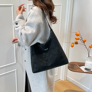 Grand sac à bandoulière minimaliste en daim noir avec lettrage doré élégant
