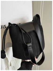 Detailansicht schwarze matte Beuteltasche mit seitlichem Kordelzug und Kugel-Dekoperlen