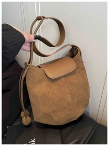 Detailansicht der braunen Wildleder-Beuteltasche mit Lederklappe und Fransen-Kordelzug