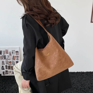 Grand sac hobo marron minimaliste pour femme, sac à bandoulière élégant pour le bureau