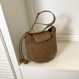 Vintage Damen Suede Eimertasche Retro Kordelzug Umhängetasche Mit Dekorativem Ballanhänger Crossbody Tote Polyester Handtasche