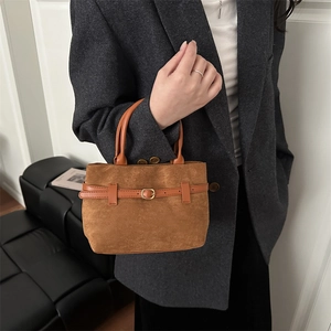 Sac à main carré rétro en daim marron avec décoration de boucle dorée pour l'hiver