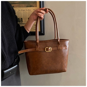Detailansicht der braunen Ledershopper mit goldener Schnalle und Vintage-Elementen
