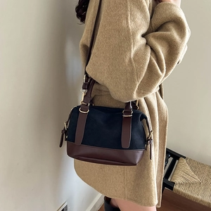 Vintage-Handtasche in Schwarz und Braun mit Goldbeschlägen und verstellbarem Schultergurt