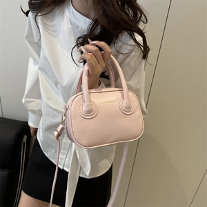Mini sac à main rose style Boston avec texture cuir et ferrures métalliques dorées