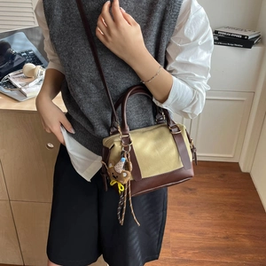 Kleine quadratische Retro-Tasche aus Leder in Gelb und Braun mit Bärenanhänger