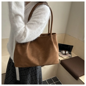 Detail van grote bruine tote bag van imitatiesuède met zachte textuur voor werkgebruik