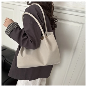 Borsa tote beige minimalista di grandi dimensioni portata a spalla per ufficio