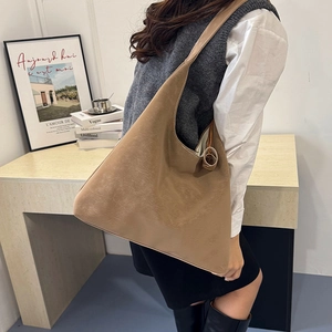 Minimalist khaki leather shoulder bag with large capacity and vintage pleated texture