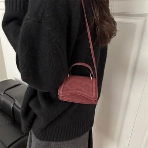 Borsa a tracolla da donna in pelle scamosciata bordeaux con elegante manico curvo