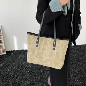 Sac fourre-tout matelassé kaki avec bretelles en cuir noir pour les trajets quotidiens