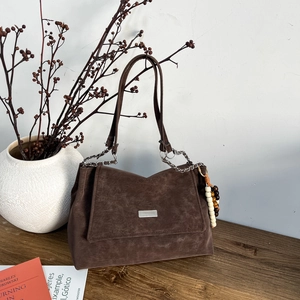 Sac Bandoulière Rétro pour Femme en Cuir Synthétique Nubuck Sac à Épaule Minimaliste de Grande Capacité avec Rabat et Charme de Perles Sangle en Chaîne de Métal Sac Fourre-tout Décontracté Quotidien