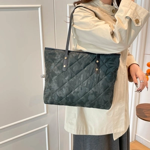 Quilted camouflage tote bag with large capacity for commuting and campus students