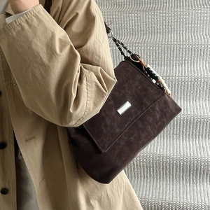 Sac bandoulière marron foncé mat avec rabat et accessoire de sangle en perles