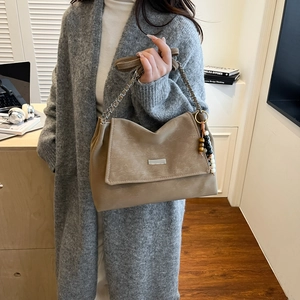 Sac fourre-tout vintage kaki avec texture en cuir mat et breloque en perles élégante