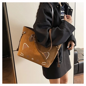 Sac cabas marron en daim avec motif chat et longues franges sur la bandoulière en cuir
