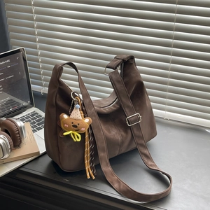 Sac Bandoulière Hobo en Cuir PU Rétro Mode Sac Fourre-tout Grande Capacité pour Femmes Avec Pendentif Ours Sac à Épaule Quotidien