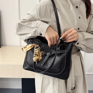Borsa tote nera con motivo a coccodrillo, sciarpa di seta decorativa e doppi manici