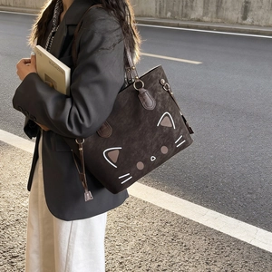 Sac cabas chic en daim marron foncé avec motif chat mignon pour un style urbain féminin