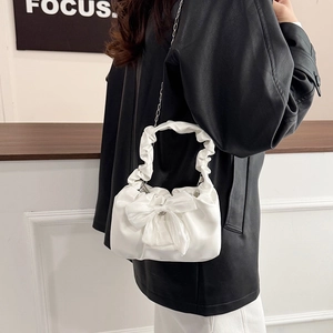 Sac à main blanc rétro plissé avec nœud et bandoulière en chaîne pour femme