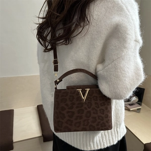 Sac à main élégant à motif léopard avec logo V doré et bandoulière amovible