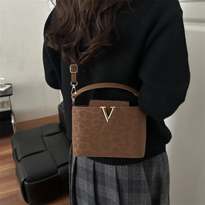 Sac bandoulière élégant imprimé léopard avec détail V doré et lanière en cuir femme