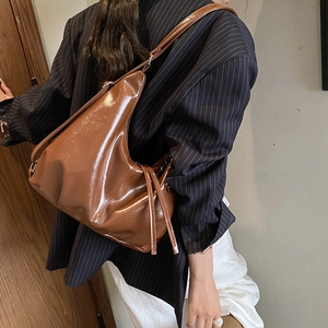 Bolso hobo grande marrón de charol para mujer, estilo casual de hombro para oficina