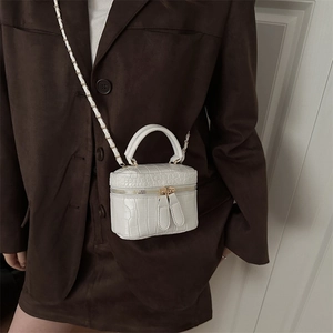 Mini borsa a scatola bianca effetto coccodrillo con catena e manico su modella