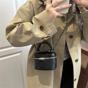 Mini borsa vanity chic in coccodrillo nero con catena dorata e manico superiore