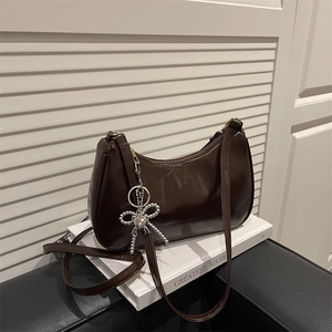 Sac Sous Le Bras En Cuir PU Brillant Tendance Pour Femmes Sac à Bandoulière Couleur Unie Avec Pendentif Coeur Noeud En Métal