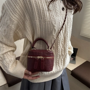 Elegante borsa mini bordeaux effetto coccodrillo con tracolla a catena da donna