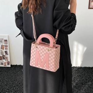Sac à main rose pour femme avec motifs de lettres M et bandoulière réglable