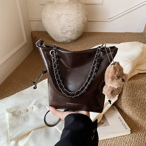 Sac Seau en Cuir PU Brillant pour Femmes Polyvalent Sac à Bandoulière avec Chaîne en Métal avec Pendentif Ours Mode Navettage Main