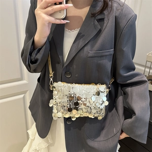 Sac à bandoulière chic à paillettes argentées avec chaîne métallique pour femme