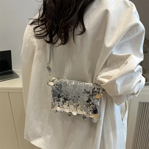 Sac à bandoulière à paillettes argentées avec chaîne métallique pour look d'été